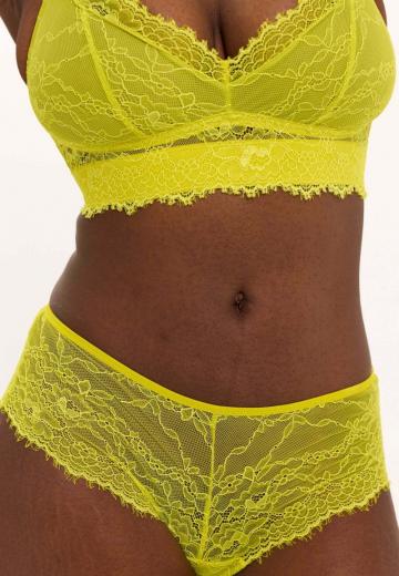 Трусы на бедрах