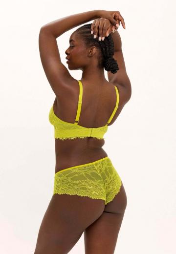 Трусы на бедрах