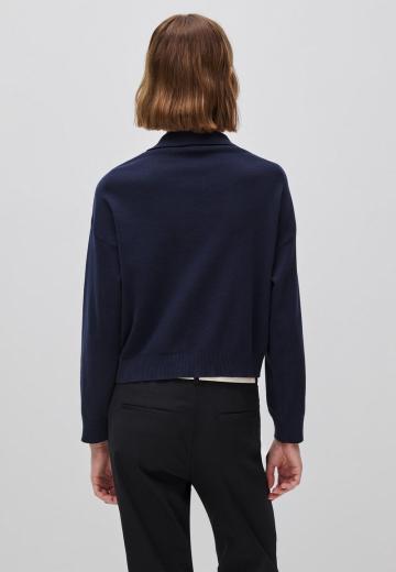 Пуловер с вырезом V