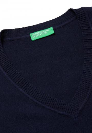 Пуловер с вырезом V