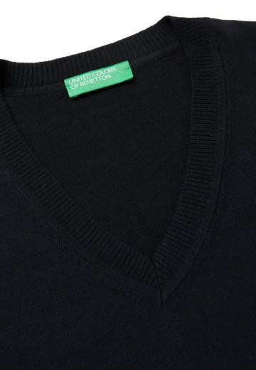 Пуловер с вырезом V