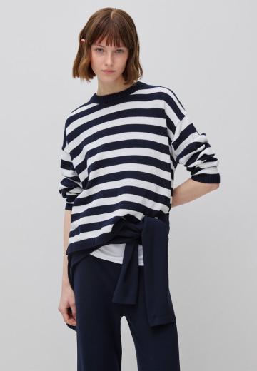 Пуловер в полоску