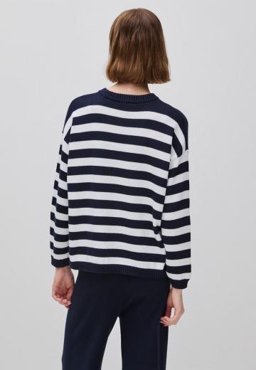 Пуловер в полоску