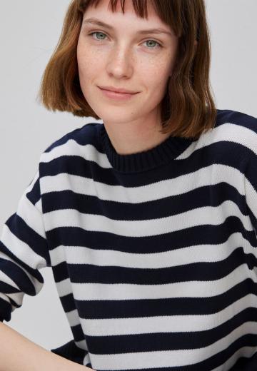 Пуловер в полоску
