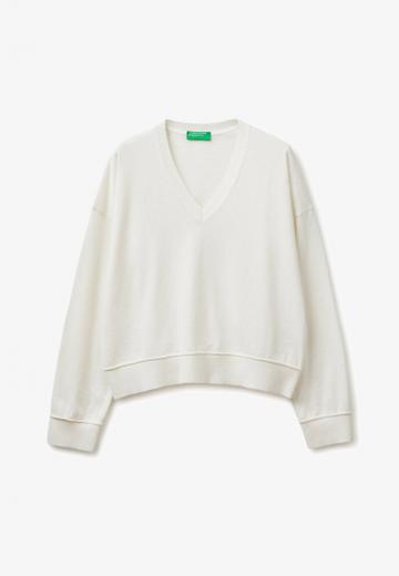 Пуловер с вырезом V