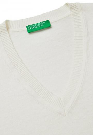 Пуловер с вырезом V