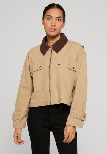 Куртка с накладнымит карманами