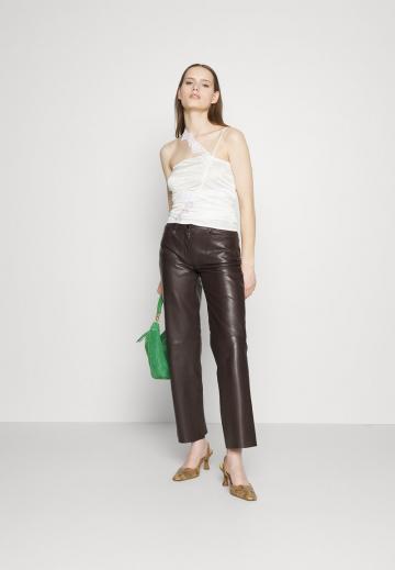 Топ на бретельках