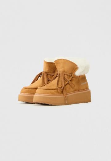 Сапожки на танкетке