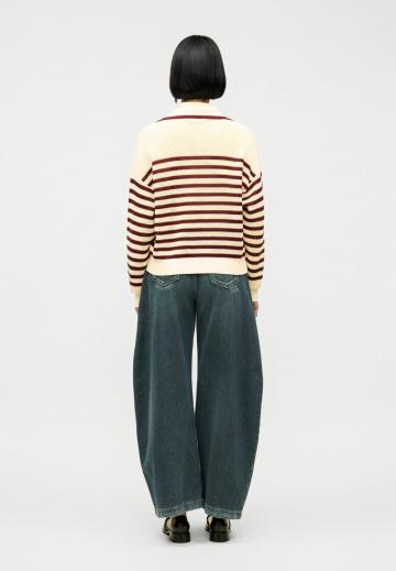 Пуловер в полоску