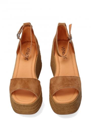 Босоножки на танкетке