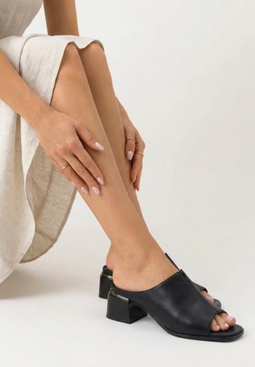 Босоножки на каблуке