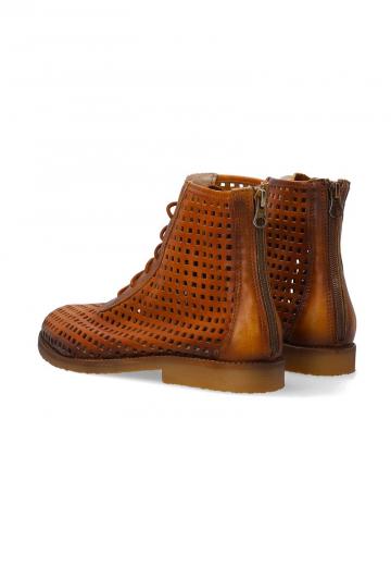 Ботинки на шнуровке