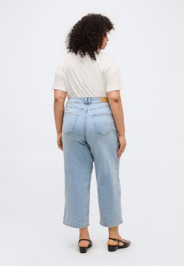 Короткие джинсы