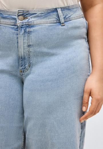 Короткие джинсы