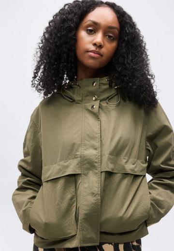 Куртка с накладнымит карманами