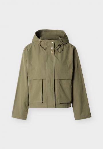 Куртка с накладнымит карманами