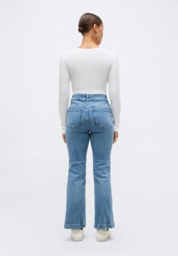 Клешеные джинсы