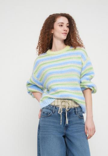 Пуловер в полоску