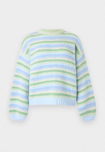Пуловер в полоску