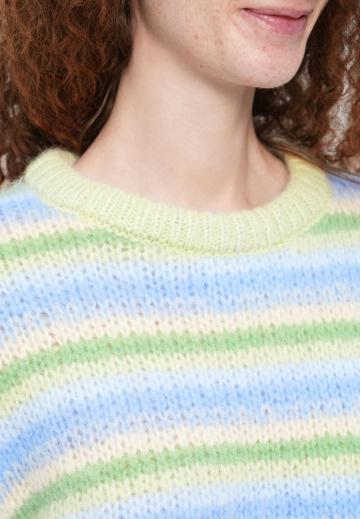 Пуловер в полоску