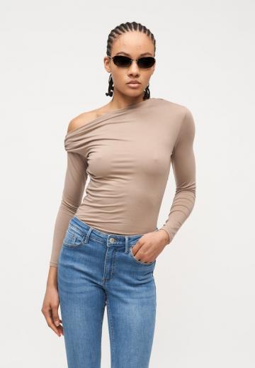 Узкие джинсы