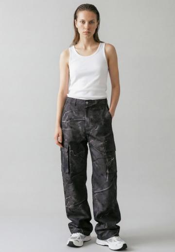 Брюки с накладными карманами