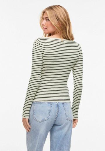 Пуловер в полоску