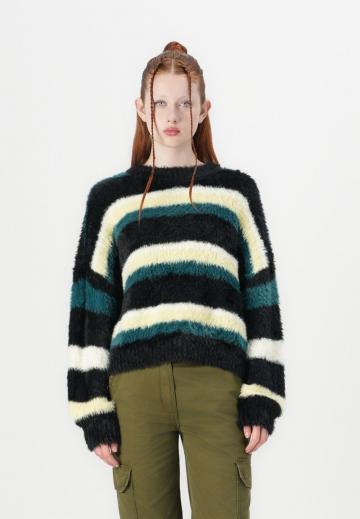 Пуловер в полоску