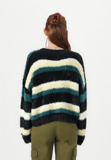 Пуловер в полоску
