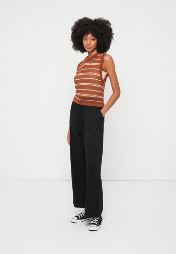 Пуловер без рукавов