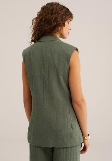 Длинный жилет