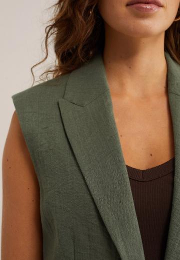 Длинный жилет