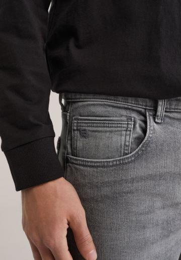 Прямые джинсы