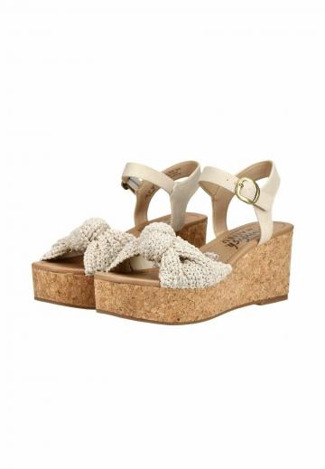 Босоножки на танкетке