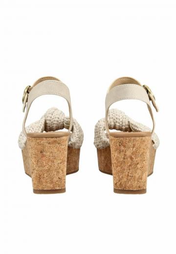 Босоножки на танкетке