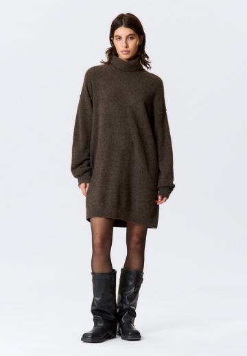 Вязаное платье