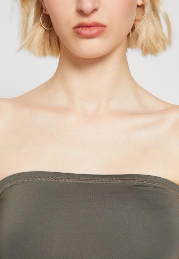 Платье без бретелек