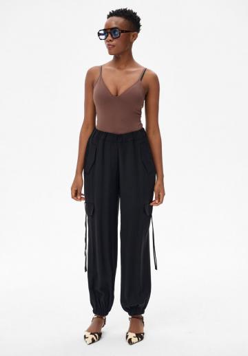 Брюки с накладными карманами