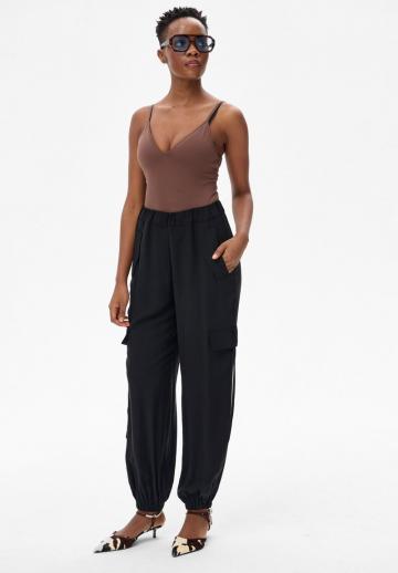 Брюки с накладными карманами