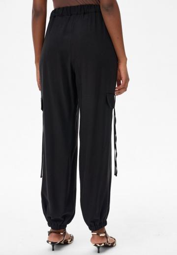 Брюки с накладными карманами