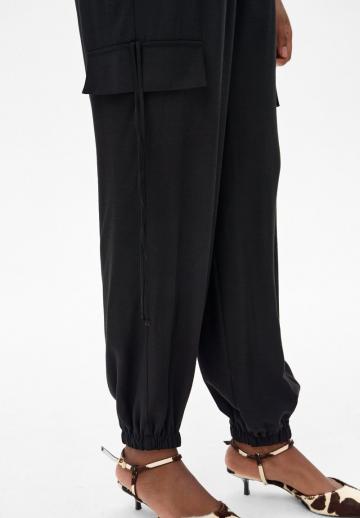 Брюки с накладными карманами