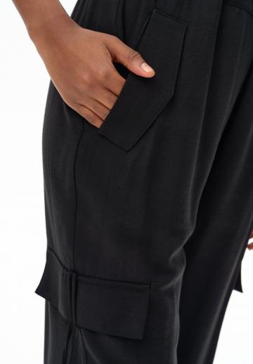 Брюки с накладными карманами