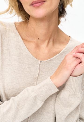 Пуловер с вырезом V