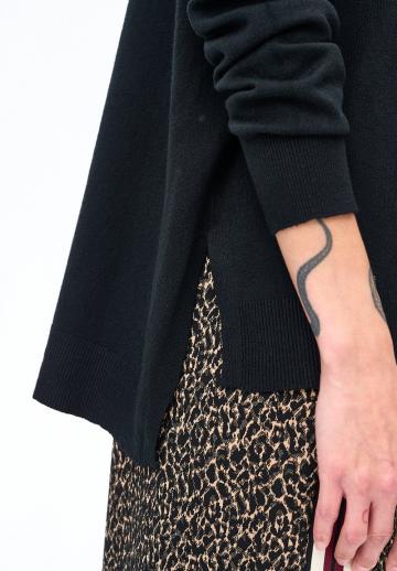 Пуловер с вырезом V