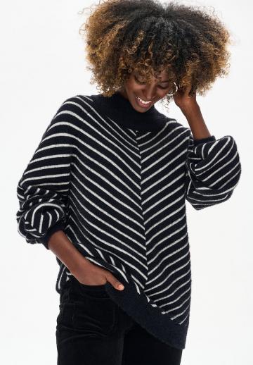 Пуловер в полоску