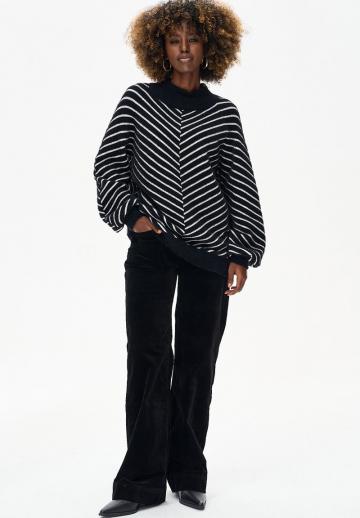 Пуловер в полоску