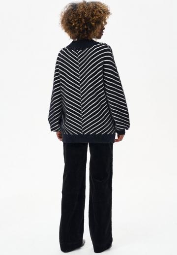 Пуловер в полоску