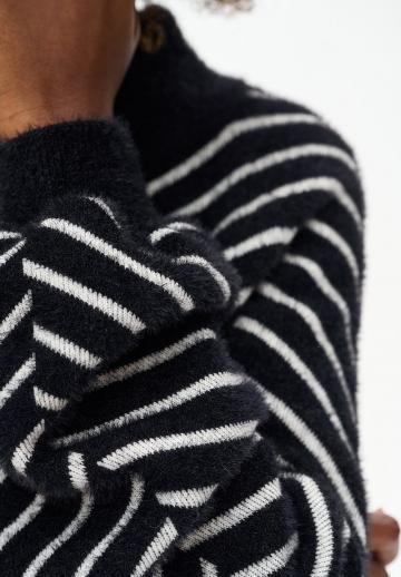 Пуловер в полоску