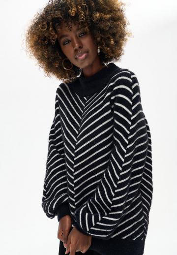 Пуловер в полоску